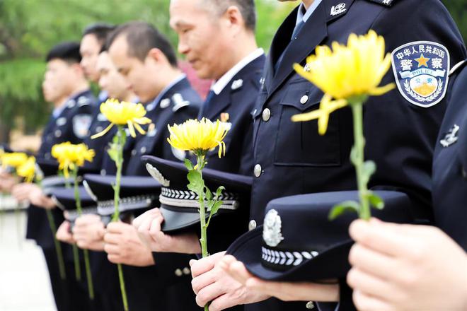 “致敬·缅怀·奋进”武汉青山警方开展清明祭奠英烈活动(图1)