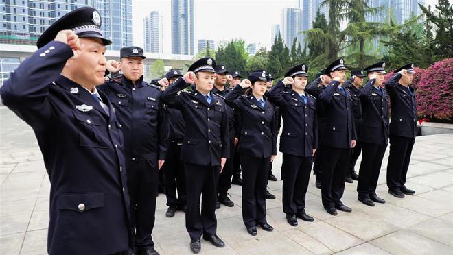 “致敬·缅怀·奋进”武汉青山警方开展清明祭奠英烈活动(图2)