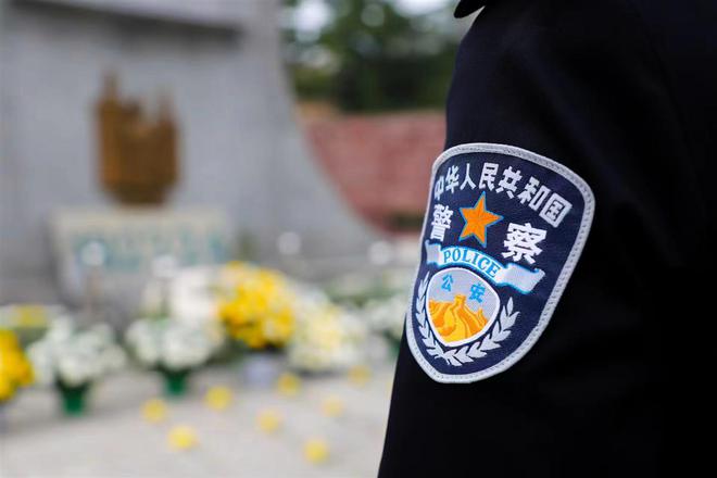 “致敬·缅怀·奋进”武汉青山警方开展清明祭奠英烈活动(图3)