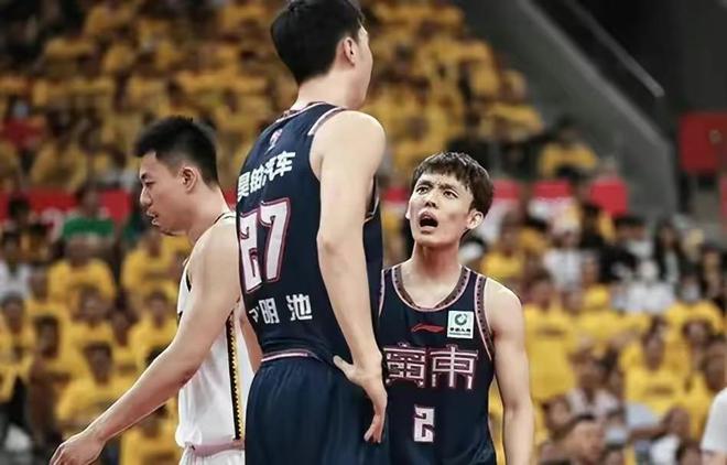 徐杰一家全家福曝光弟弟身高竟高过徐杰农村3层大别墅很气派(图3)