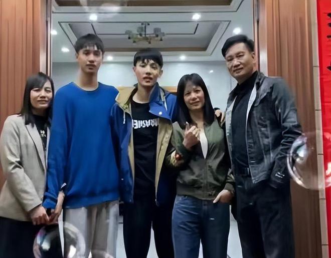 徐杰一家全家福曝光弟弟身高竟高过徐杰农村3层大别墅很气派(图4)