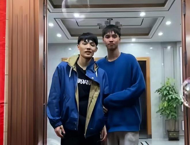 徐杰一家全家福曝光弟弟身高竟高过徐杰农村3层大别墅很气派(图5)