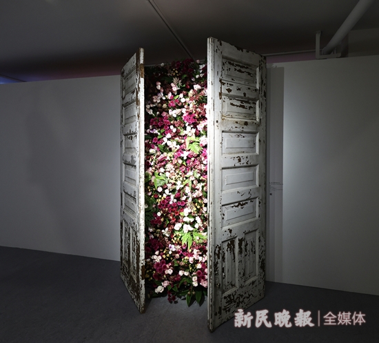 K8国际入口艾敬艺术展“我们需要爱”上一双手一朵花坚强地绽放(图1)