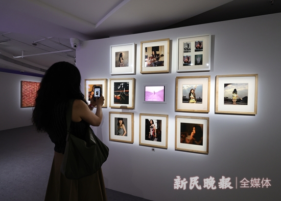 K8国际入口艾敬艺术展“我们需要爱”上一双手一朵花坚强地绽放(图2)