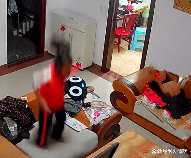 小女孩一脚踩断家里大理石茶几现场气氛尴尬(图2)
