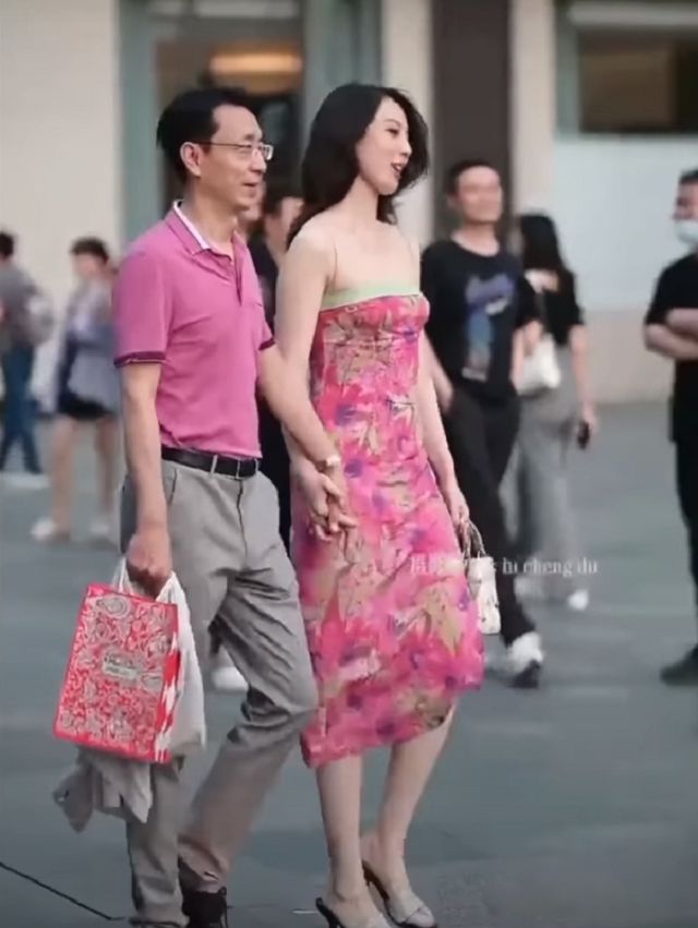 2012年重庆大爷给怀孕女乞丐100元不成想她是失踪的博士女儿(图12)