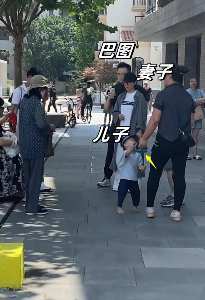 宋丹丹祖孙三代被偶遇2岁孙子光脚跑69岁赵玉吉时髦又贴心！(图2)
