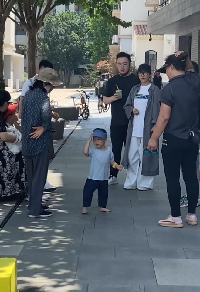 宋丹丹祖孙三代被偶遇2岁孙子光脚跑69岁赵玉吉时髦又贴心！(图4)