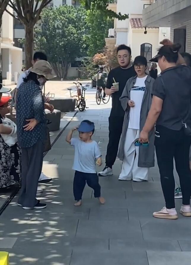 宋丹丹祖孙三代被偶遇2岁孙子光脚跑69岁赵玉吉时髦又贴心！(图5)