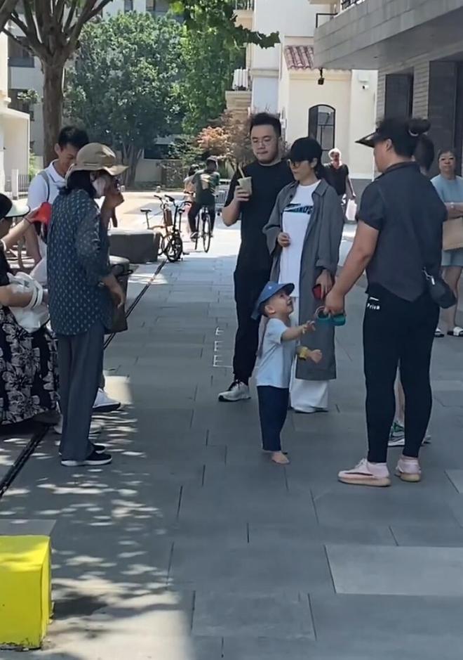 宋丹丹祖孙三代被偶遇2岁孙子光脚跑69岁赵玉吉时髦又贴心！(图3)