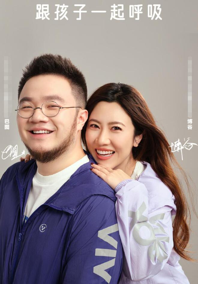 宋丹丹祖孙三代被偶遇2岁孙子光脚跑69岁赵玉吉时髦又贴心！(图6)
