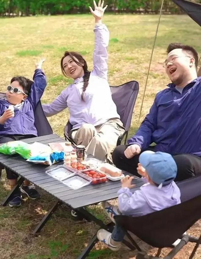 宋丹丹祖孙三代被偶遇2岁孙子光脚跑69岁赵玉吉时髦又贴心！(图8)
