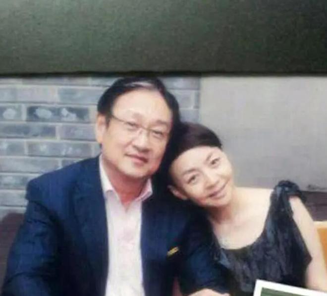 宋丹丹祖孙三代被偶遇2岁孙子光脚跑69岁赵玉吉时髦又贴心！(图12)