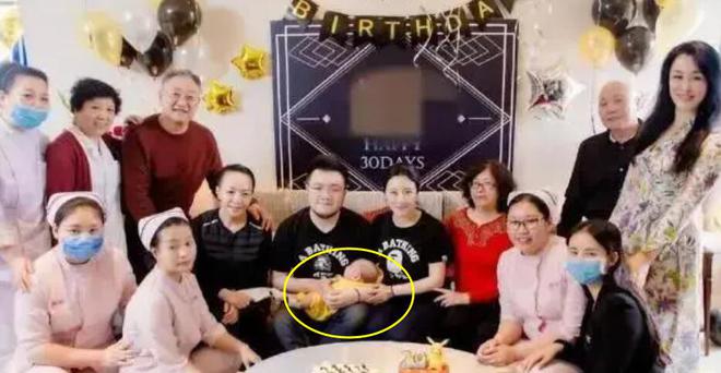 宋丹丹祖孙三代被偶遇2岁孙子光脚跑69岁赵玉吉时髦又贴心！(图7)
