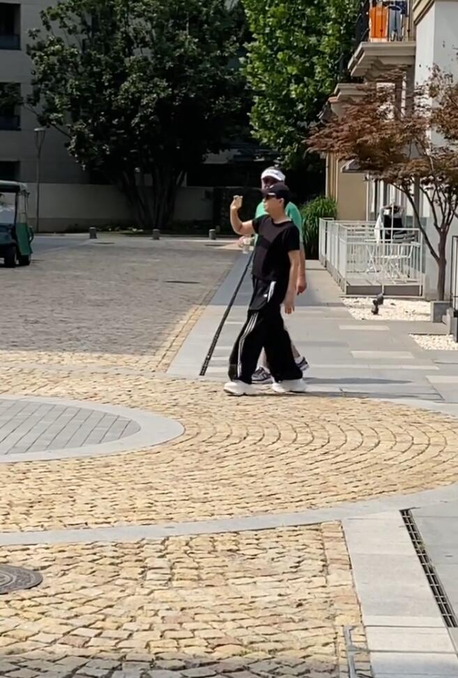宋丹丹祖孙三代被偶遇2岁孙子光脚跑69岁赵玉吉时髦又贴心！(图11)