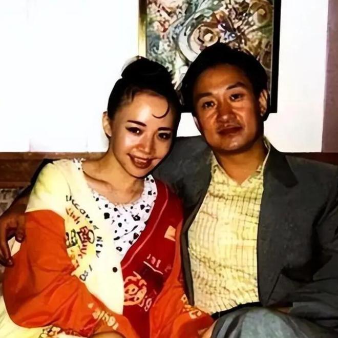 宋丹丹祖孙三代被偶遇2岁孙子光脚跑69岁赵玉吉时髦又贴心！(图14)