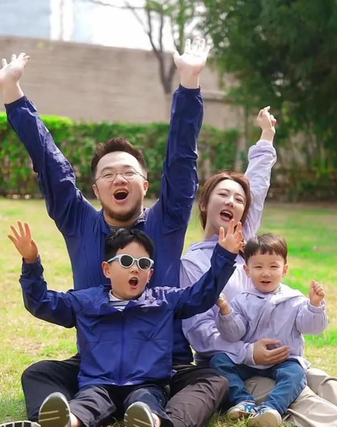 宋丹丹祖孙三代被偶遇2岁孙子光脚跑69岁赵玉吉时髦又贴心！(图9)