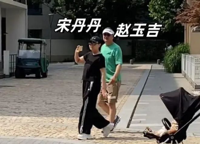 宋丹丹一家5口现身阿那亚巴图瘦身成功2岁儿子光脚丫在街上跑(图11)