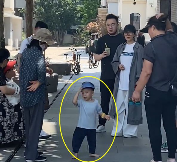 宋丹丹一家5口现身阿那亚巴图瘦身成功2岁儿子光脚丫在街上跑(图7)