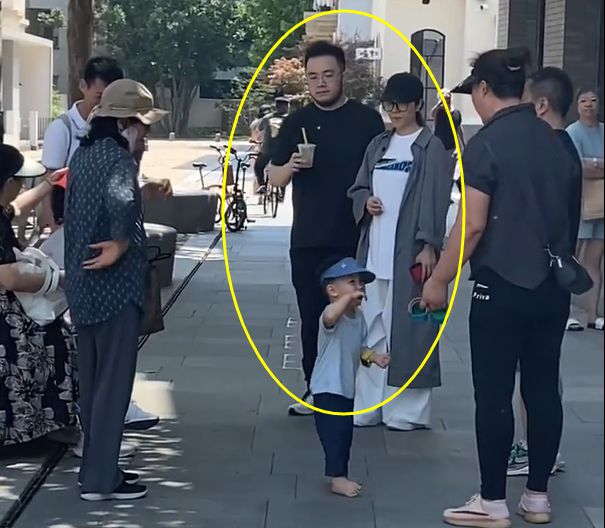 宋丹丹一家5口现身阿那亚巴图瘦身成功2岁儿子光脚丫在街上跑(图5)