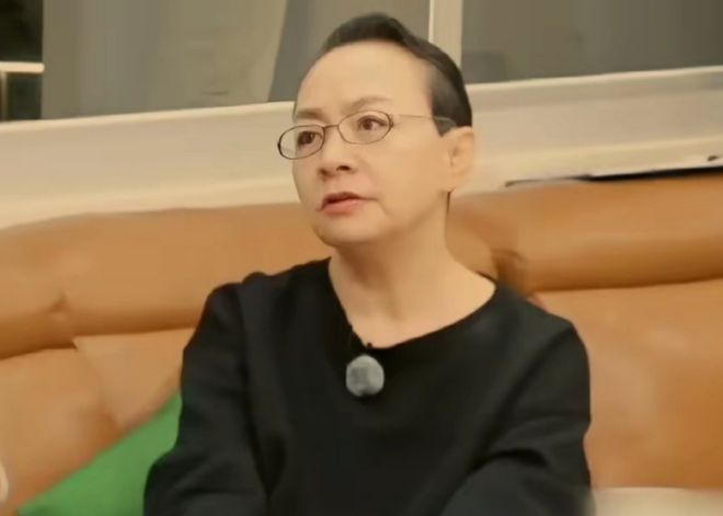 宋丹丹一家5口现身阿那亚巴图瘦身成功2岁儿子光脚丫在街上跑(图8)
