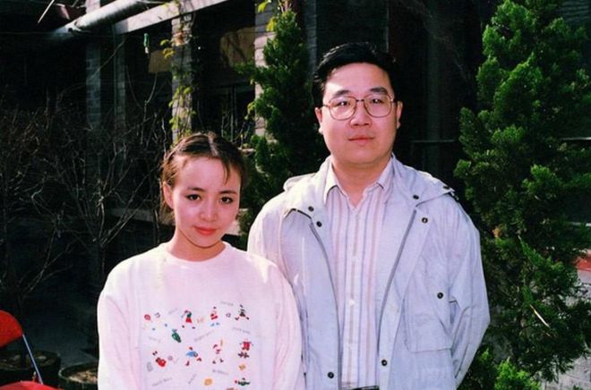 宋丹丹一家5口现身阿那亚巴图瘦身成功2岁儿子光脚丫在街上跑(图1)