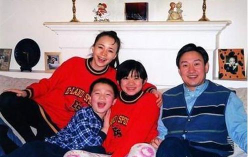 宋丹丹一家5口现身阿那亚巴图瘦身成功2岁儿子光脚丫在街上跑(图2)