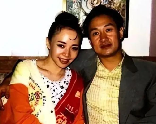 宋丹丹一家5口现身阿那亚巴图瘦身成功2岁儿子光脚丫在街上跑(图3)