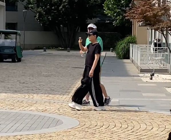 宋丹丹一家5口现身阿那亚巴图瘦身成功2岁儿子光脚丫在街上跑(图10)