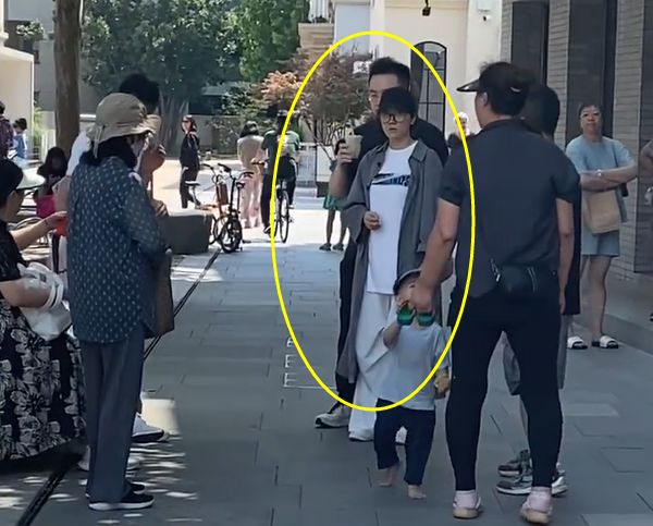 宋丹丹一家5口现身阿那亚巴图瘦身成功2岁儿子光脚丫在街上跑(图6)