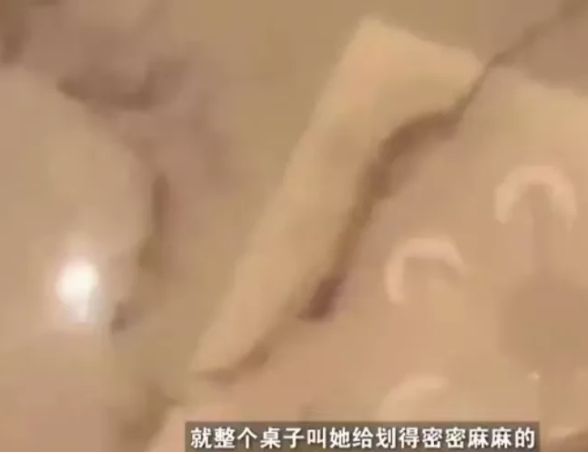 辽宁大连。一男子花了5000多元买了一张大理石饭桌却因为一颗猕猴桃干了留在桌面上难擦掉凯发国际(图1)