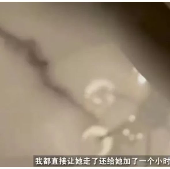 辽宁大连。一男子花了5000多元买了一张大理石饭桌却因为一颗猕猴桃干了留在桌面上难擦掉凯发国际(图2)
