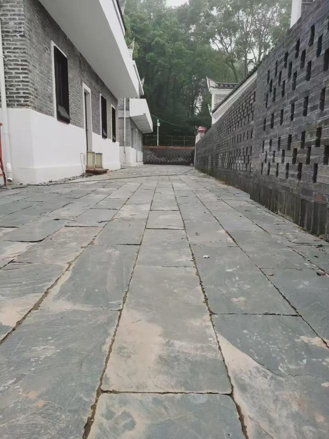 K8国际入口室外大理石铺装地面如何清洗才不会返碱发霉？(图6)