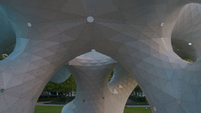 这场雕塑展邀请观众坐、爬、踩还能用石片敲艺术品不再“只可远观”(图4)
