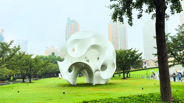 这场雕塑展邀请观众坐、爬、踩还能用石片敲艺术品不再“只可远观”(图5)
