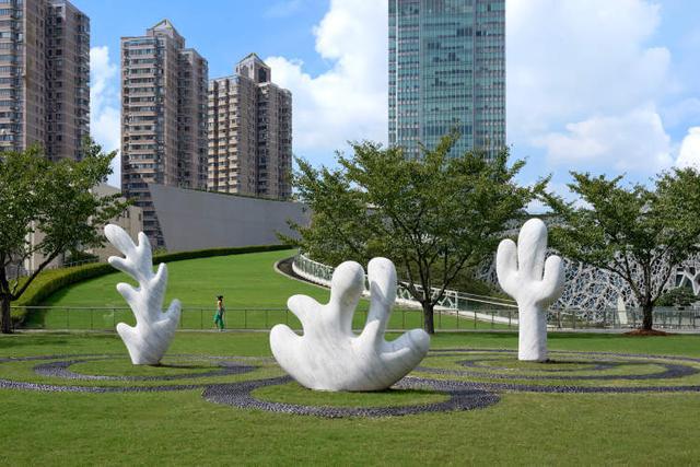 这场雕塑展邀请观众坐、爬、踩还能用石片敲艺术品不再“只可远观”(图7)