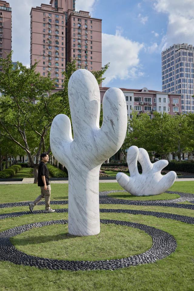 这场雕塑展邀请观众坐、爬、踩还能用石片敲艺术品不再“只可远观”(图8)