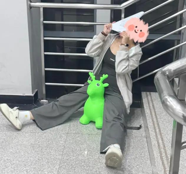 考研女生的“战马”走红成减压新宠网友：停马场都有了(图4)