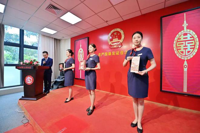 全省首创！南安市市长为新人颁证：来一起比个心(图2)