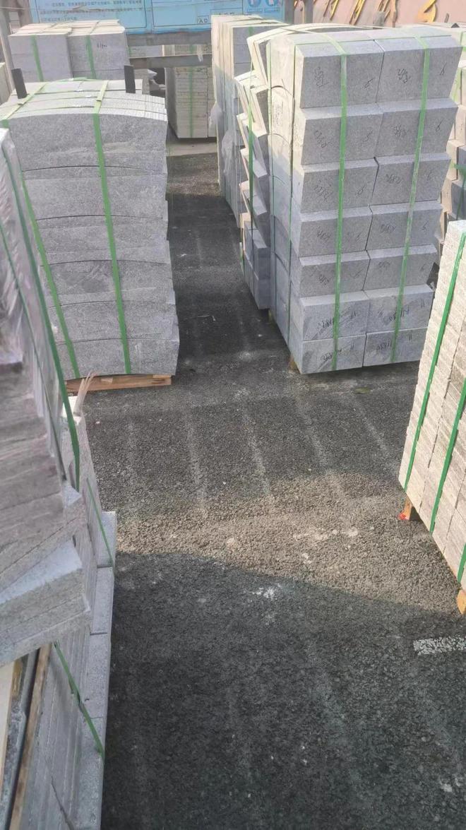 路沿石多少钱一米黑色白色路牙石加工(图1)