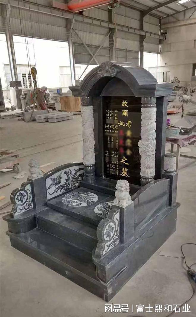 铭记与传承：如何定制一款独特的石雕墓碑(图2)