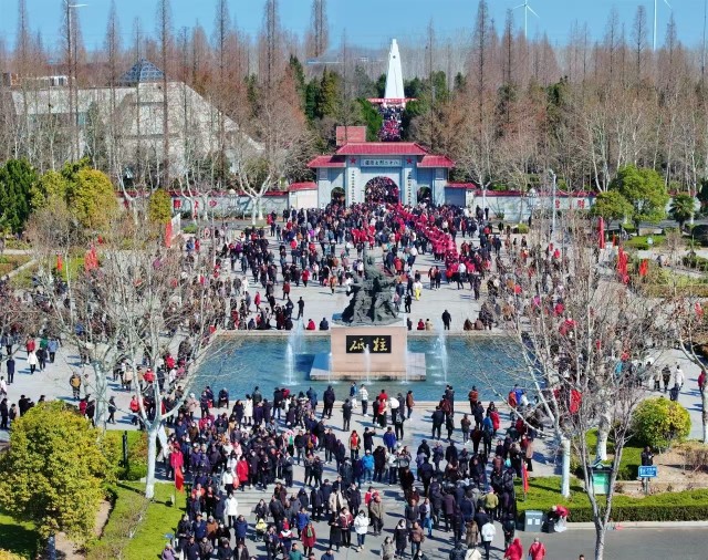 清明来临之际江苏各烈士纪念地迎来祭扫和纪念人群K8国际入口(图1)