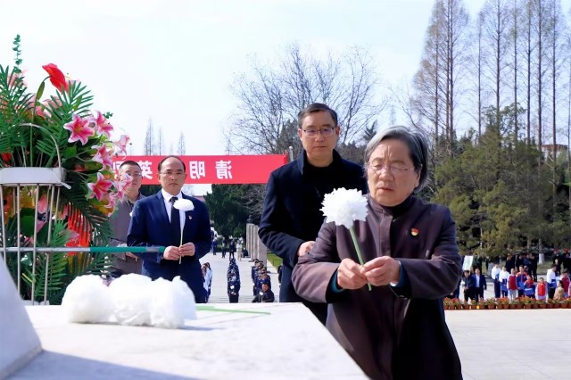 清明来临之际江苏各烈士纪念地迎来祭扫和纪念人群K8国际入口(图2)