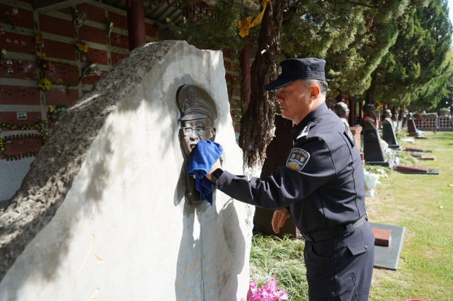 清明来临之际江苏各烈士纪念地迎来祭扫和纪念人群K8国际入口(图7)
