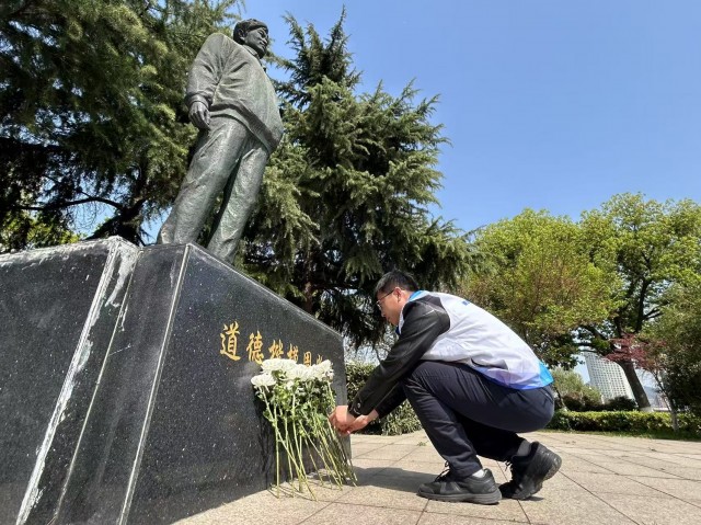 清明来临之际江苏各烈士纪念地迎来祭扫和纪念人群K8国际入口(图8)