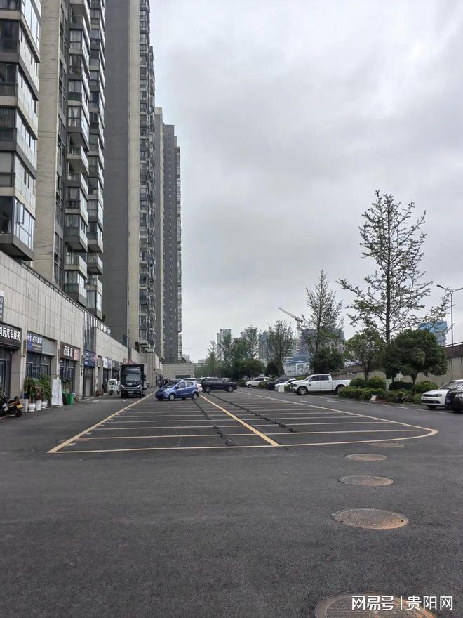 小区公共平台成了收费停车场？(图2)