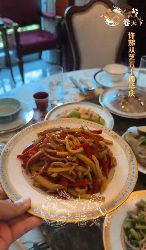 凯发国际首页67岁许娣在北京别墅豪宅宴客家里装修奢华贵气丈夫帅气亮相！(图5)