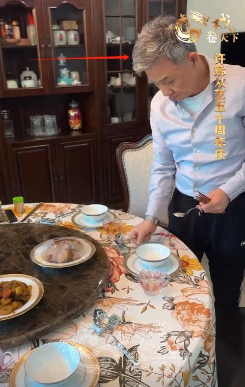 凯发国际首页67岁许娣在北京别墅豪宅宴客家里装修奢华贵气丈夫帅气亮相！(图7)
