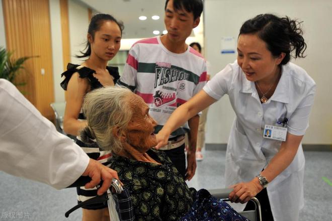 病重老人被抬进银行当场咽气！家属哭诉：钱比命重要？全网炸锅(图1)