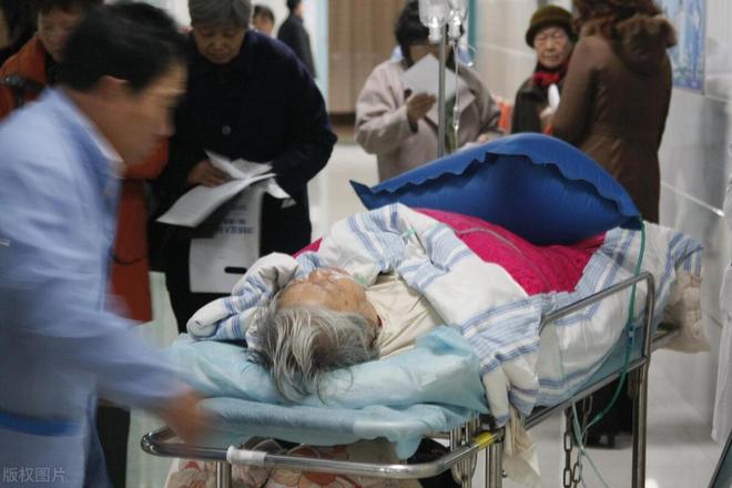病重老人被抬进银行当场咽气！家属哭诉：钱比命重要？全网炸锅(图2)